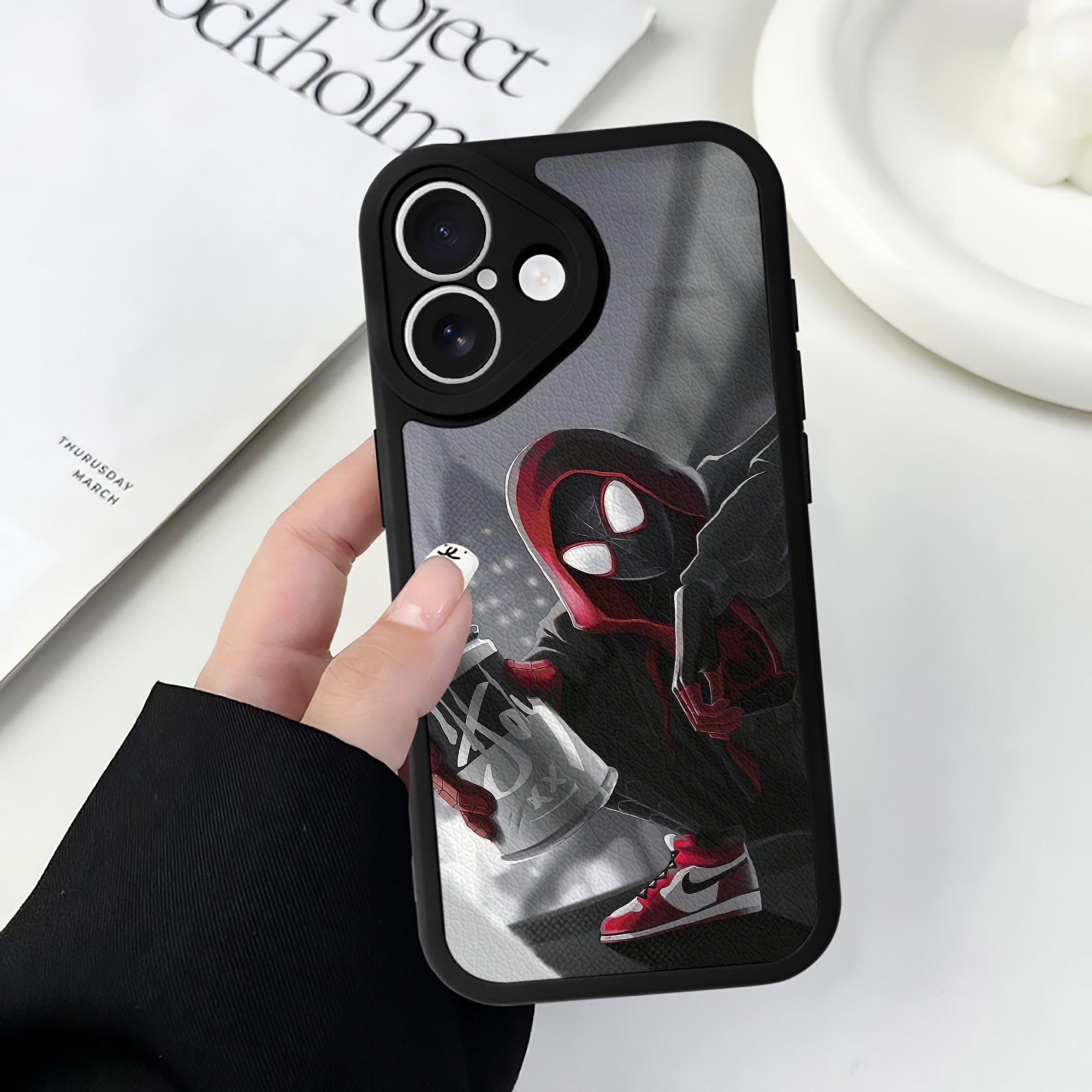 Spider Man スパイダーマン 【iPhone 16シリーズ対応】シリコンスマホケース（レザー調） 材質：シリコン